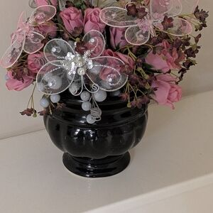 Elegant Black Vase with Pink Floral Arrangement